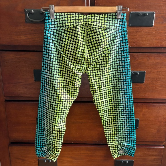 Size Small Calvin Klein Performance Neon Kaleidoscope Design Cropped Leggings - Picture 10 of 10